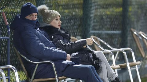  Наско Сираков и Илиана Раева гледат онлайн Левски 