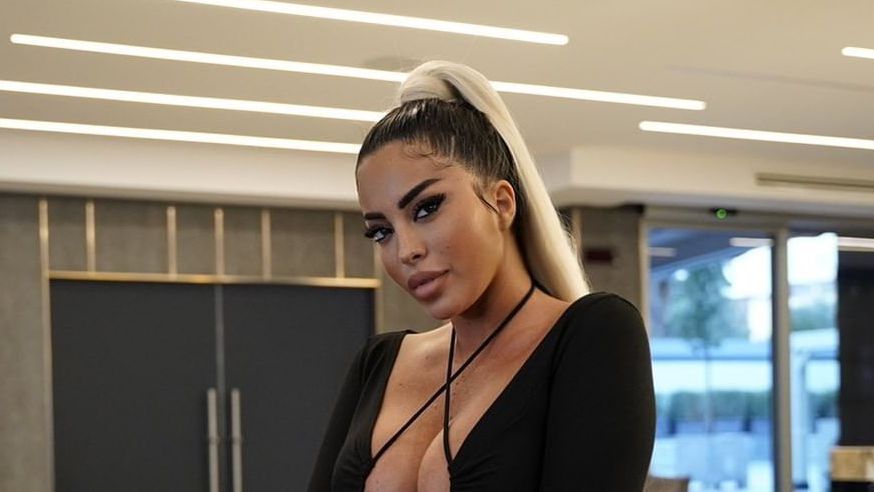 Спортна журналистка извади на показ пищното си деколте