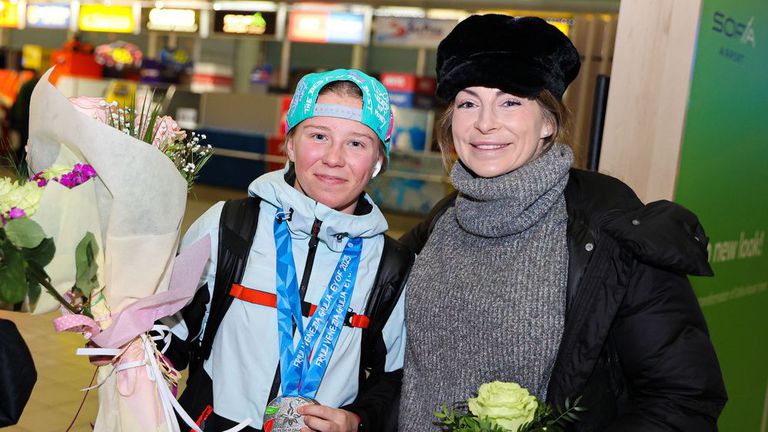 Александра Жекова посрещна своите наследници с медалите от олимпийския фестивал в Италия