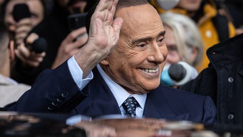  Притискат Берлускони да извърши обещанието си за проститутките 