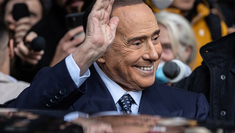 Притискат Берлускони да изпълни обещанието си за проститутките