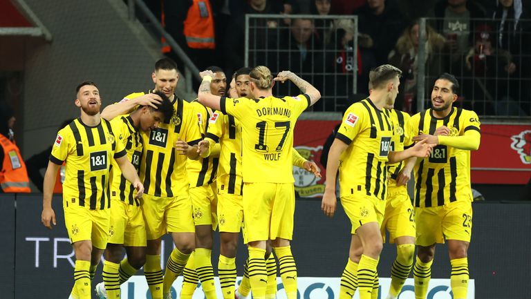 Борусия Дортмунд постигна трета поредна победа в Бундеслигата и вече