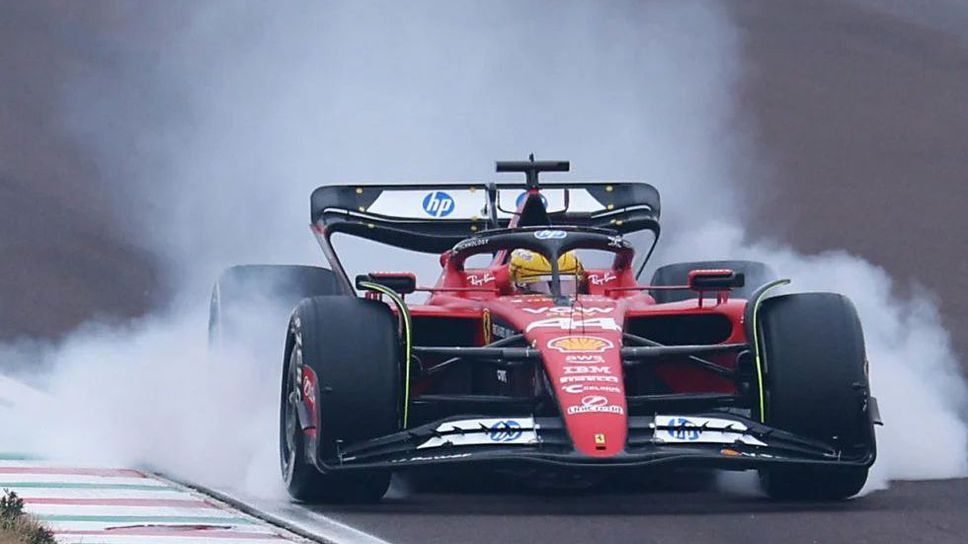 Люис се качва днес в болида на Ферари от 2024 година