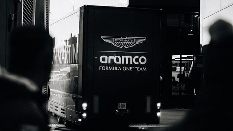 Болидът на Астън Мартин пристигна в Барселона, очаква се днес да започне тестове