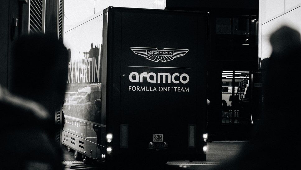 Болидът на Астън Мартин за сезон 2026 пристигна в Барселона