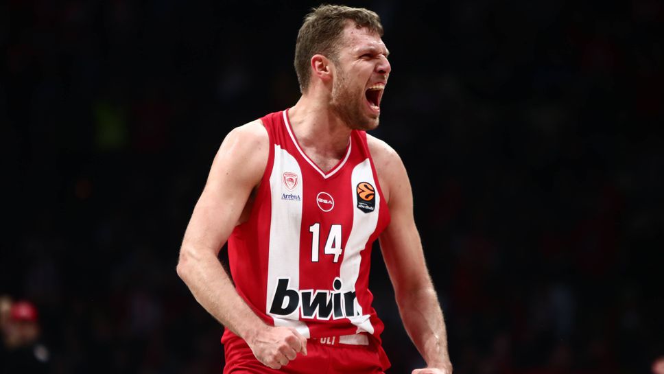 Българският национал Александър Везенков и неговият Олимпиакос приема Виртус Болоня