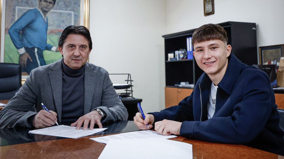 Левски обяви че е подписал професионален договор с юношата на