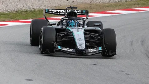 Мерцедес стартира сезона с нова версия двигатели