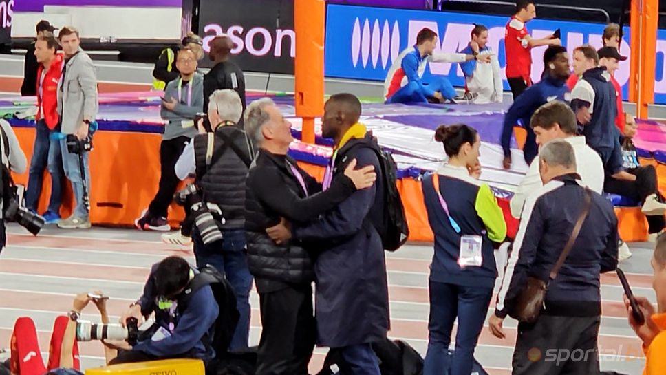 Европейският рекордьор в скока на дължина Роберт Емиян и бившият световен рекордьор в тройния скок в зала Теди Тамго в сърдечна прегръдка