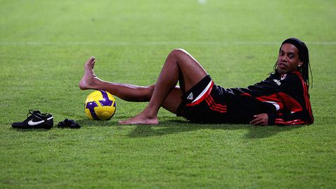  Роналдиньо купонясвал, а след това задремал в ледена вана въз основата на Милан 