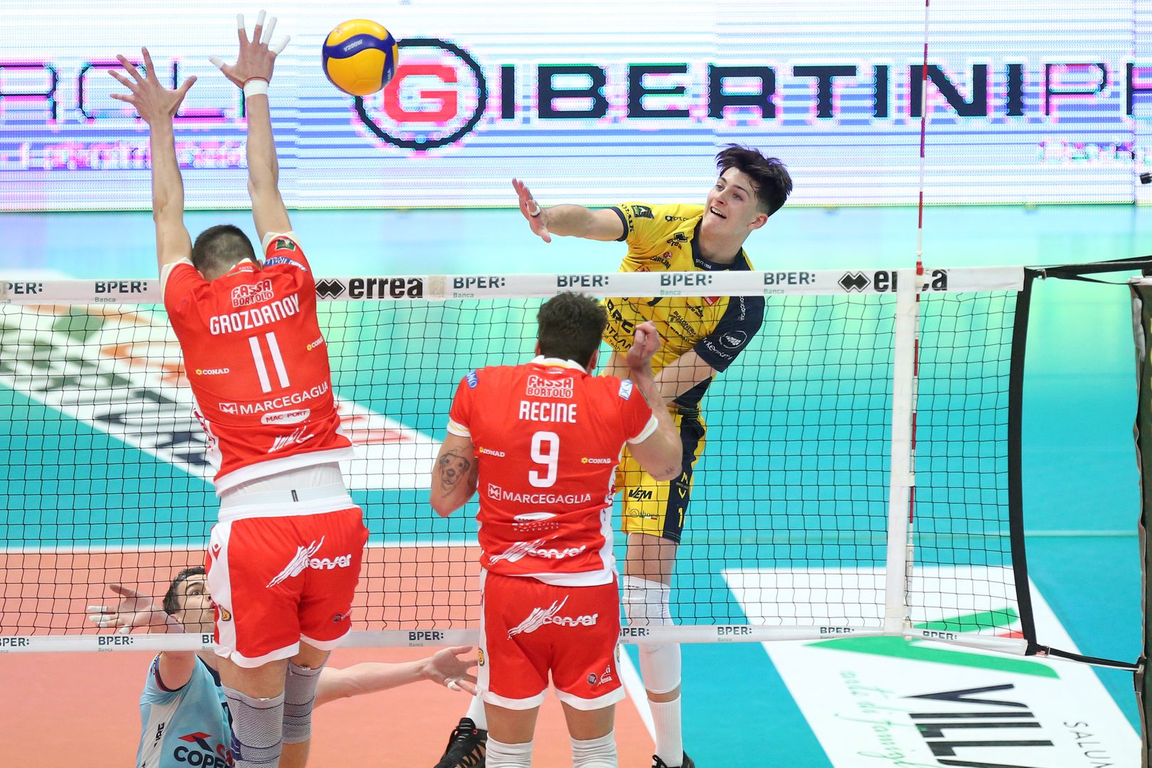 Алекс Грозданов и Равена изненадаха Модена