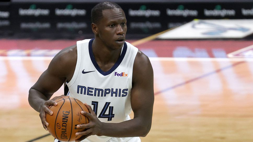 Сан Антонио привлече център от Мемфис