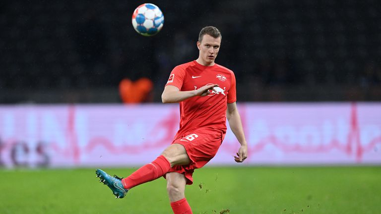 Защитникът Лукас Клостерман е възстановен от контузията си и поднови