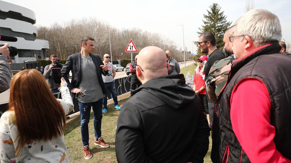 Протест пред БФС, блокират Околовръстното в София