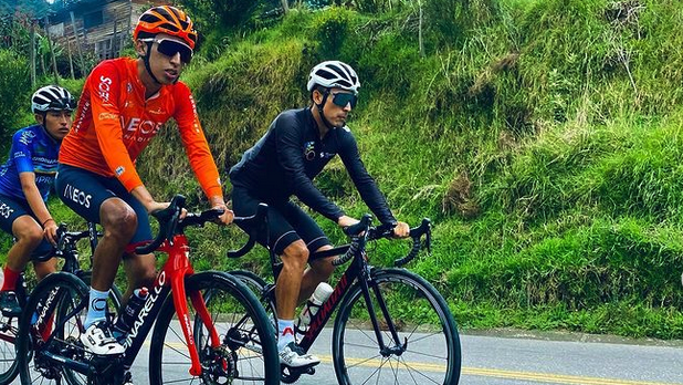 Еган Бернал вече се върна към тренировките на шосе след тежкия инцидент през януари