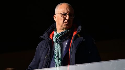  Президентът на Анже се отдръпна от поста си 