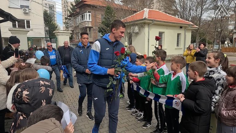 Част от футболистите на Левски зарадваха ученици в Пазарджик