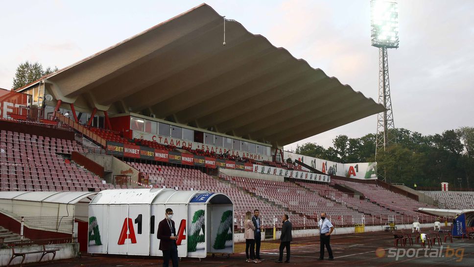Очаквайте на живо: събарят козирката на стадион "Българска армия"