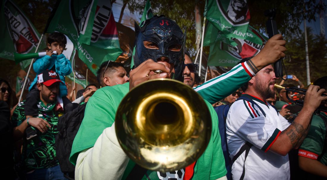 Мексикански фенове с вулгарни скандирания пред очите на Инфантино