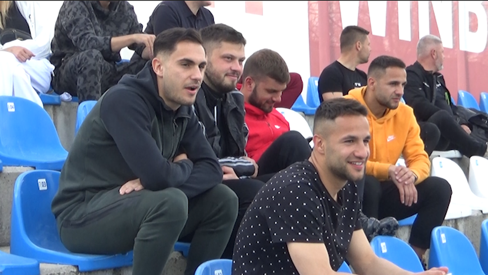 Футболистите на Левски Радослав и Борислав Цоневи и Матео Стаматов също наблюдават Септември (Сф) - Лудогорец 2