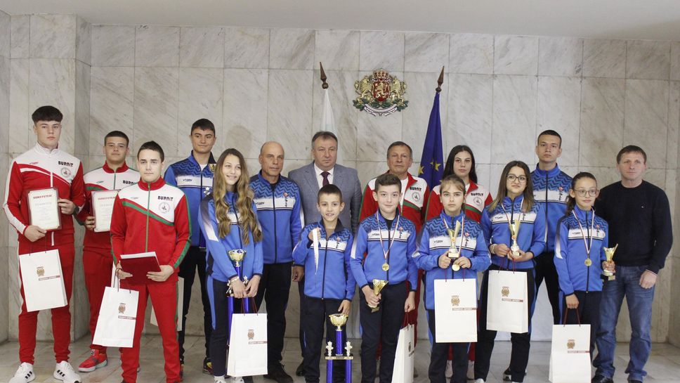 Кметът на Шумен награди състезатели по борба и карате от града