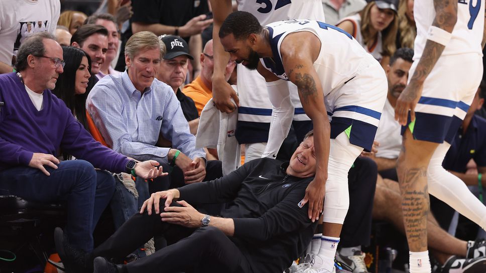 Играч контузи треньора си при неволен сблъсък в двубой от плейофите на НБА