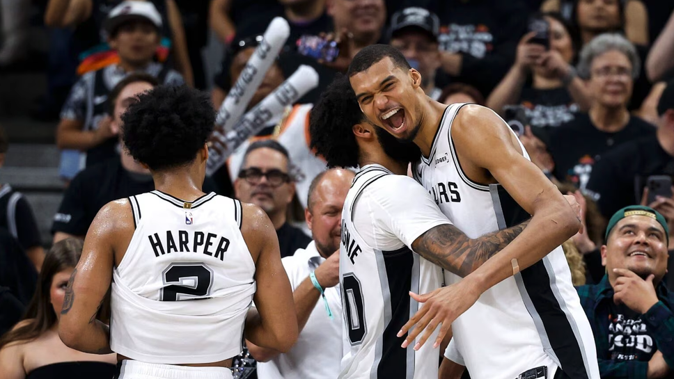 Сан Антонио Спърс продължава в плейофите за първи път от 2017 година