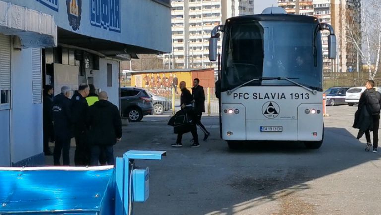 Отборът на Славия пристигна на "Герена" за дербито с Левски