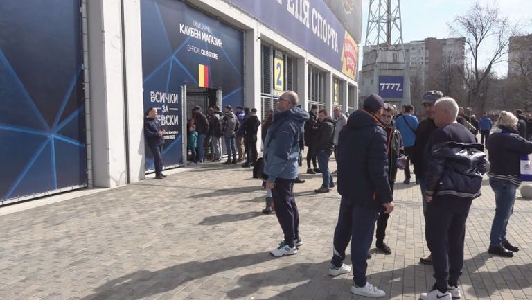 Опашка от "сини" фенове пред клубния магазин на Левски