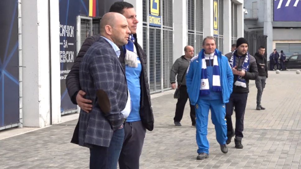 Тити Папазов се снима с феновете на Левски след мача със Славия