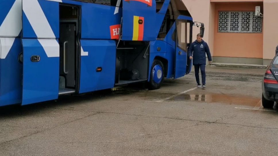 Левски пристигна на стадиона във Враца за мача с Ботев
