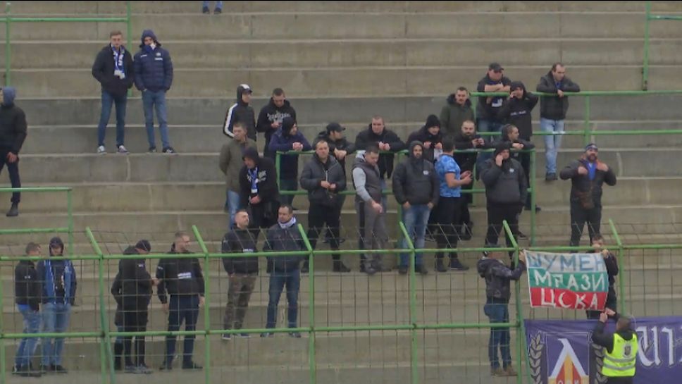 Феновете на Левски заемат местата си на стадион "Христо Ботев" във Враца