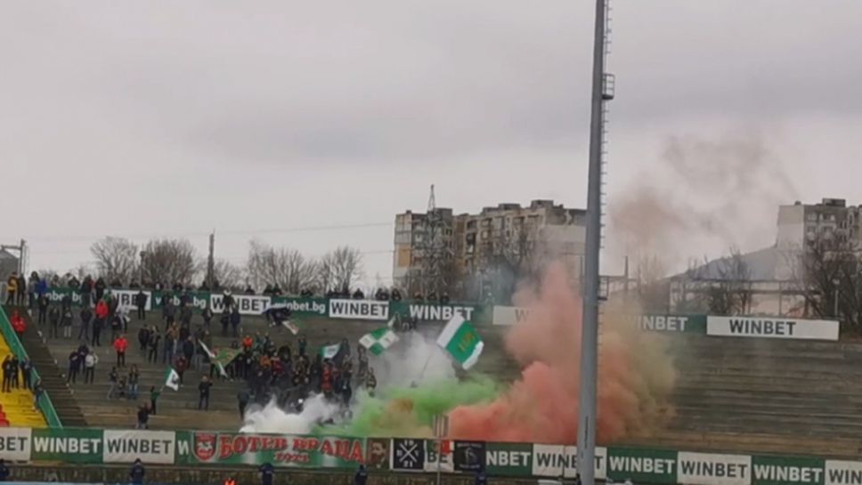 Врачани запалиха факли в началото на мача с Левски