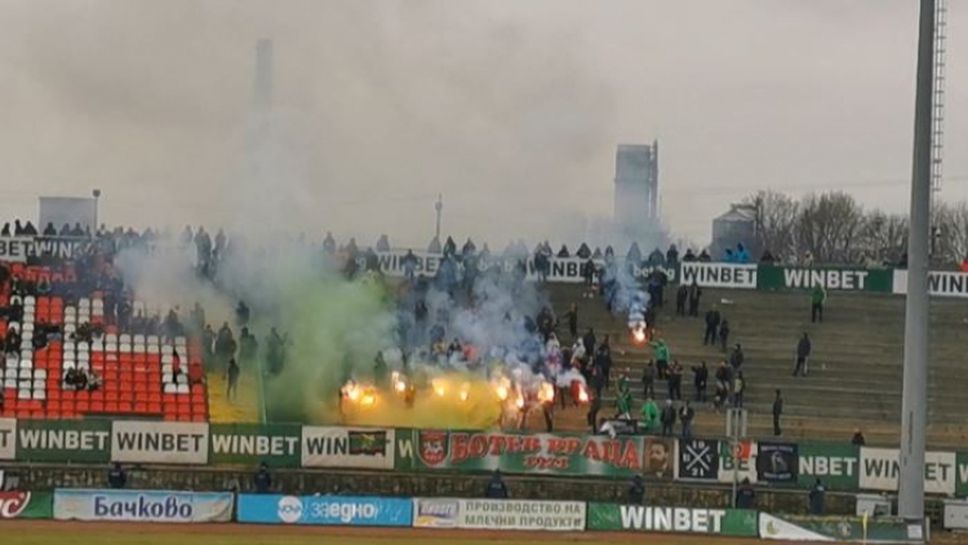 Феновете на Ботев отново запалиха факли срещу Левски