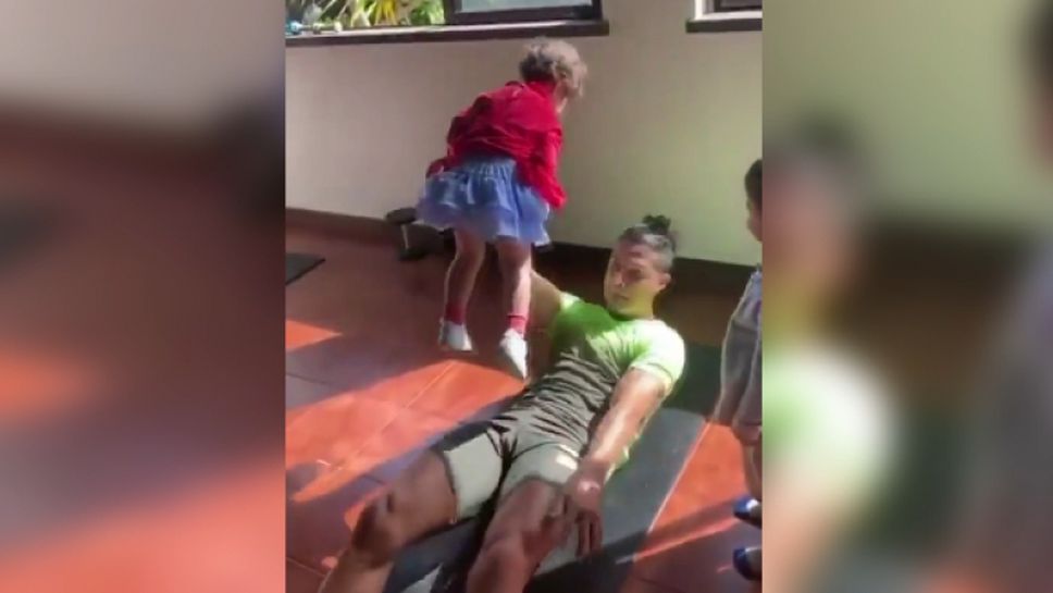 Кристиано Роналдо тренира по интересен начин с децата си