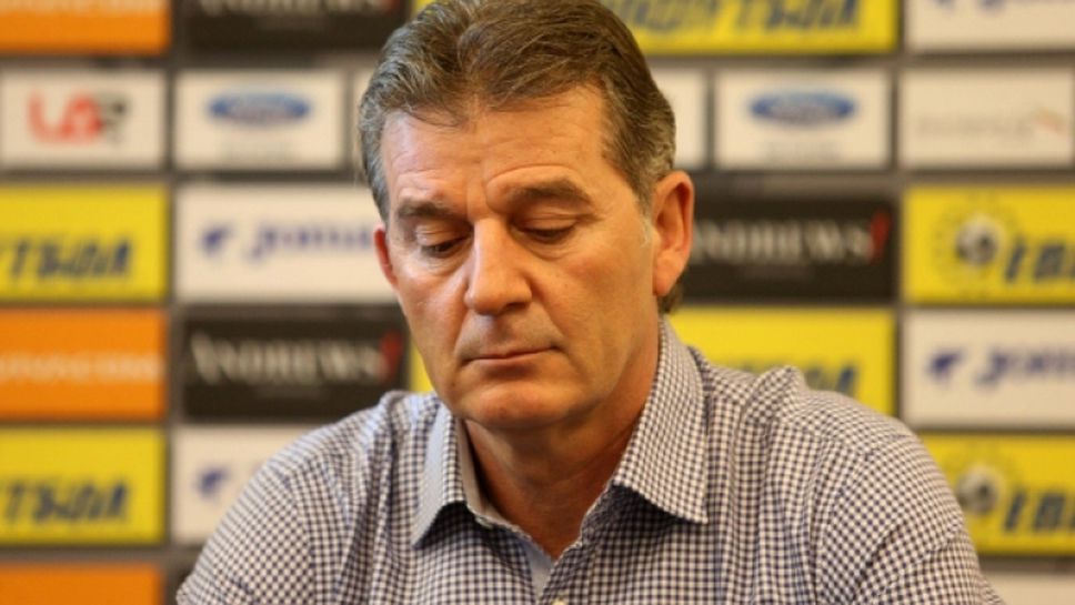 Емил Костадинов: Почти невъзможно е да доиграем целия сезон