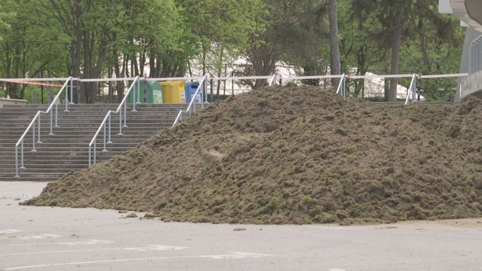 Подменят тревата на "Васил Левски"