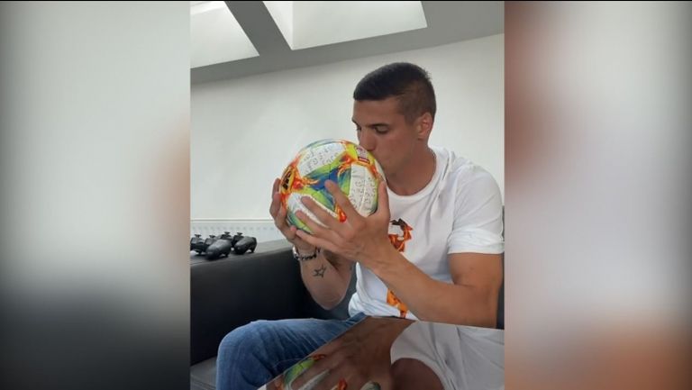 Приятелката на футболист №1 на България за 2018 година - кръгла, шарена и срамежлива