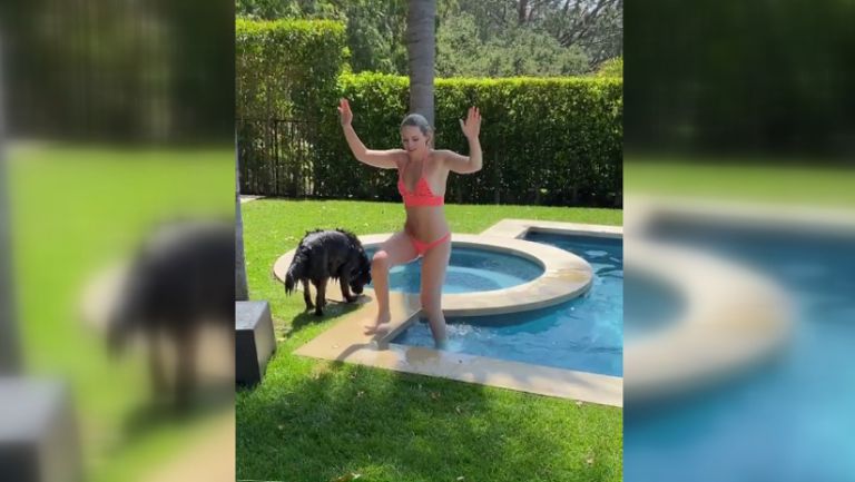 Линдзи Вон се забавлява в басейна заедно с кучето си