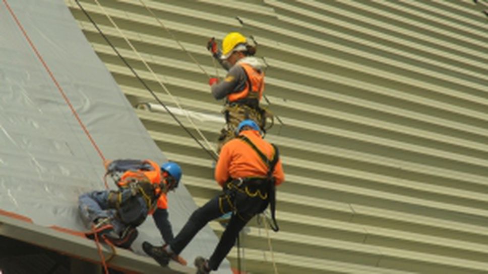 Алпинисти поставят хидроизолация върху покрива на зала "Арена Бургас"