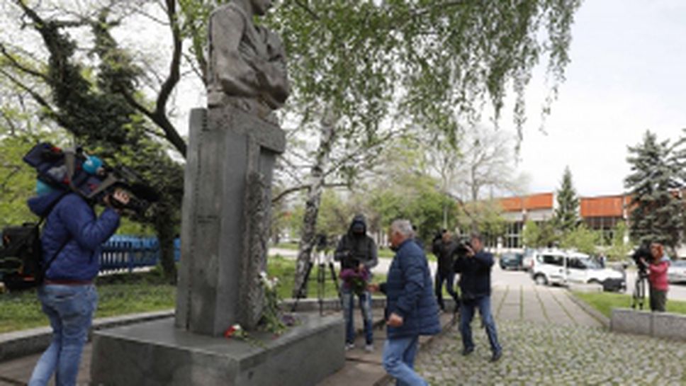 ПФК "Левски" поднесе венци и цветя на паметника на Георги Аспарухов