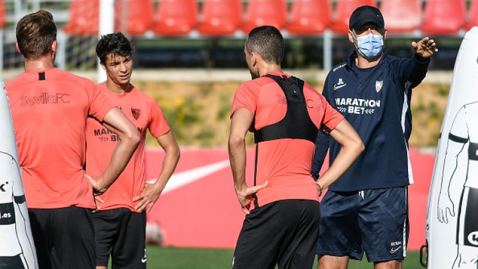 Играчите на Севиля тренират здраво преди подновяването на Ла Лига