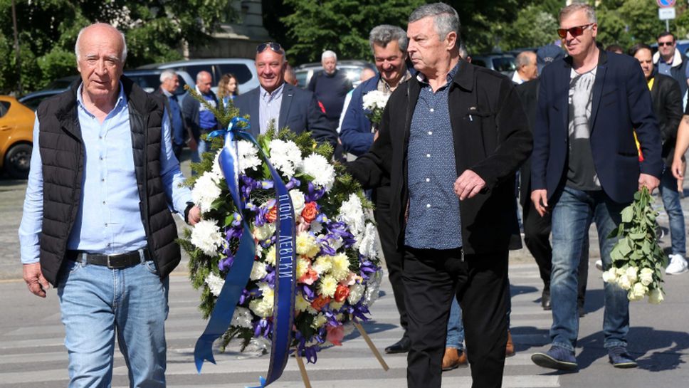 Сини легенди и привърженици поднесоха венци и цветя на паметника на Левски