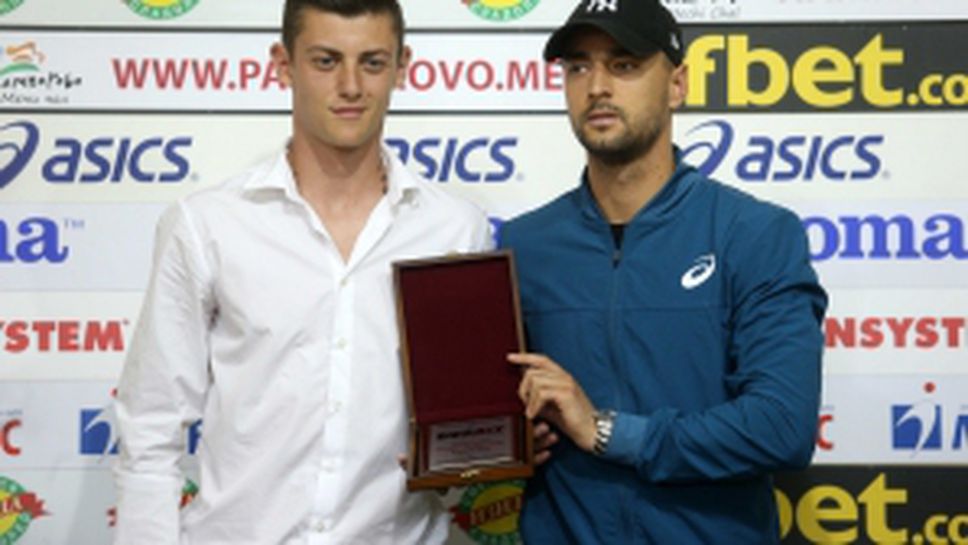 Награждаване  за отбор на месеца - Алекс Лазаров, Димитър Кузманов