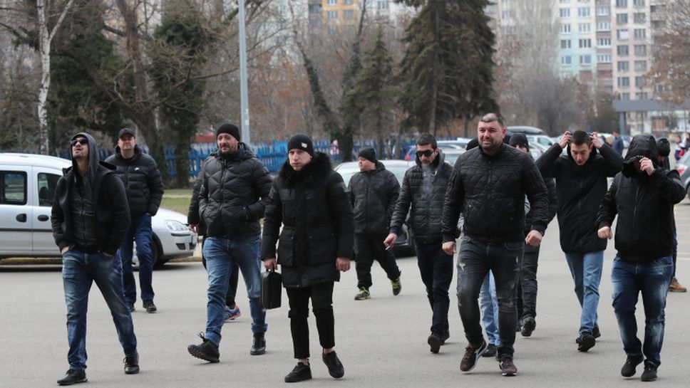 Феновете на Левски пристигнаха на "Герена" за срещата с Васил Божков