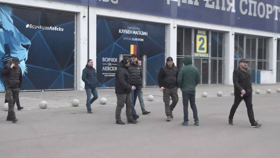 Феновете на Левски си тръгнаха след срещата с Божков, ръководството на "сините" остана безмълвно