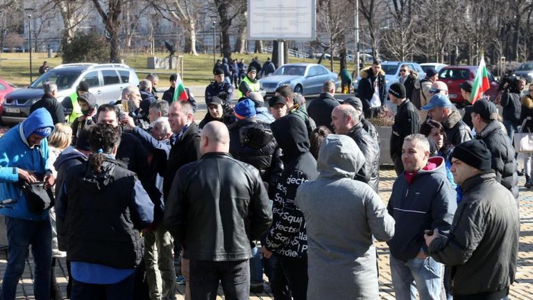 Не повече от 50 привърженици на Левски на протест пред Парламента