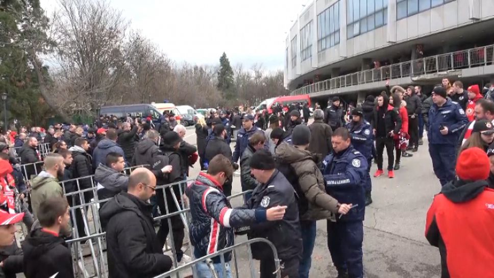 Полицията проверява "червените" фенове на входовете на "Васил Левски"