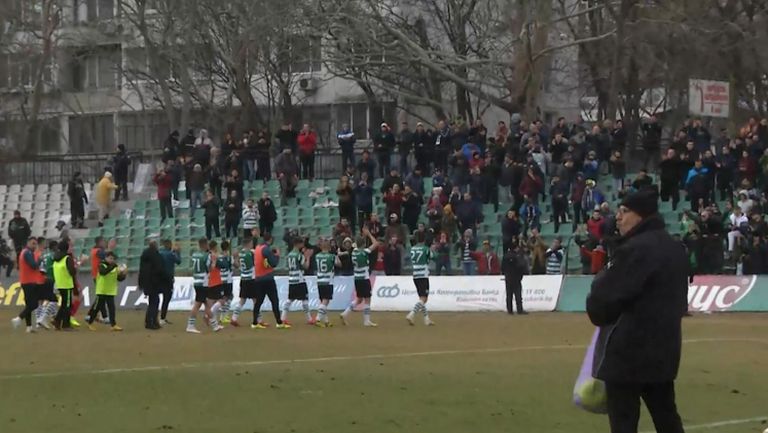 Футболистите на Черно море отпразнуваха точката срещу Левски със своите фенове