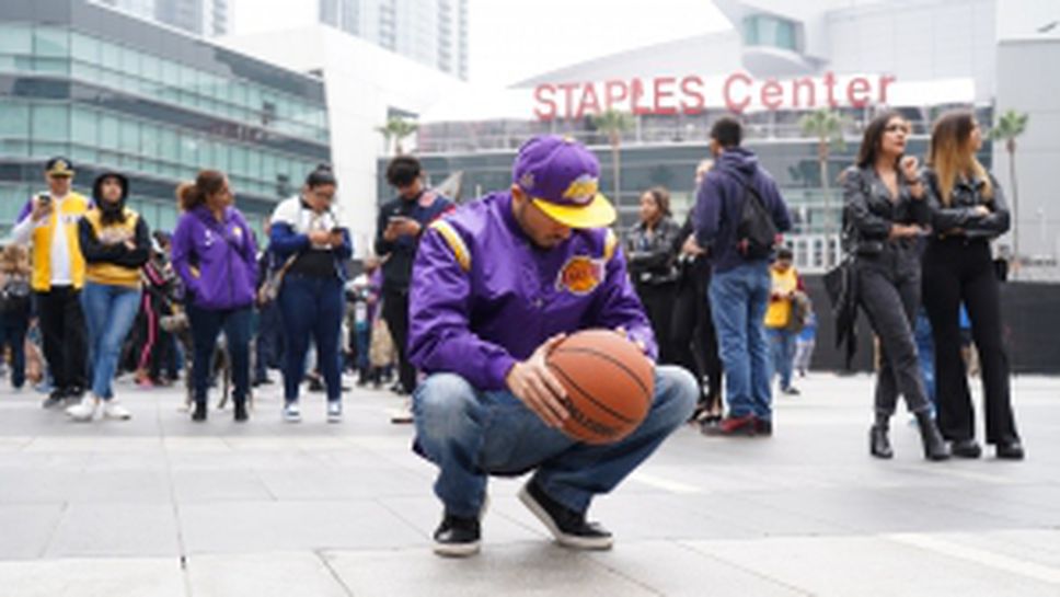 Хиляди се стекоха пред "Стейпълс Сентър" след смъртта на Коби Брайънт